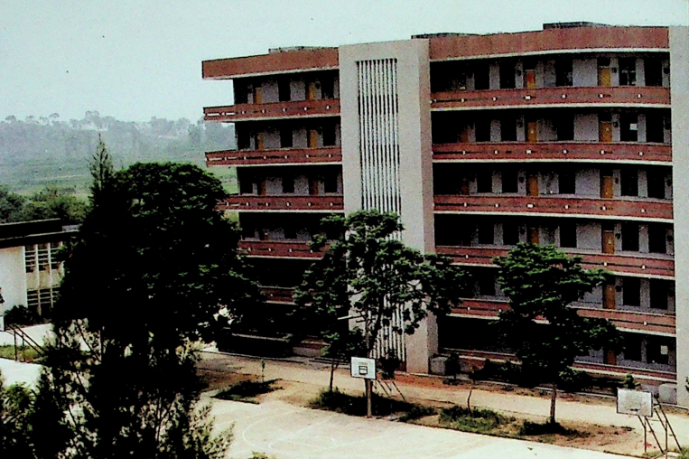 1987年,第一栋学生宿舍楼落成.png