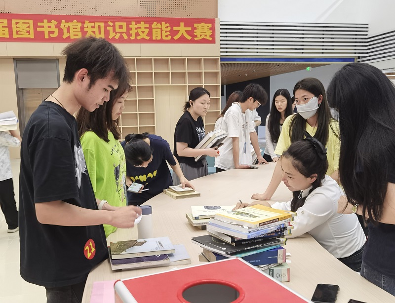 2.学生根据主题找到了目标书籍.jpg