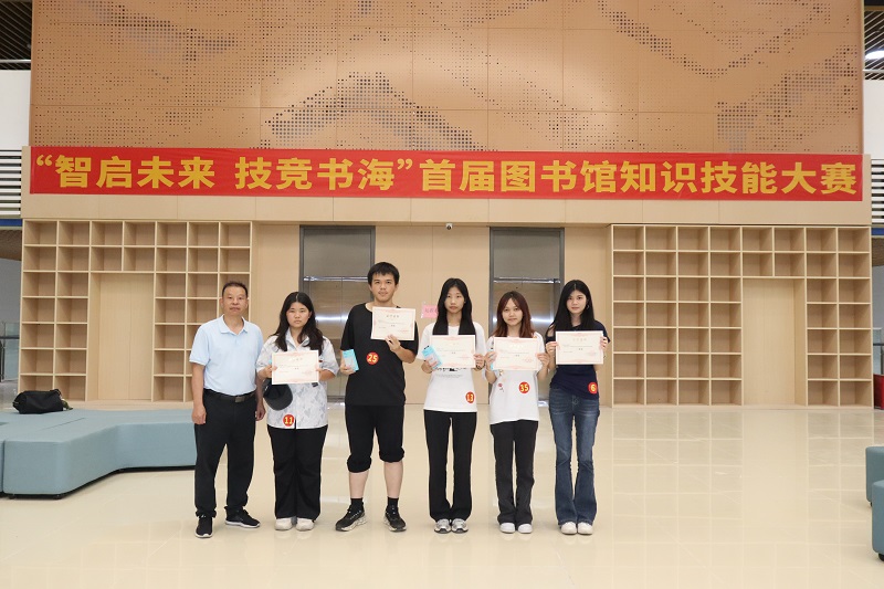 4.比赛二等奖获得者合影.JPG
