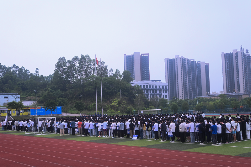 土木学院在校全体学生参加升旗仪式.png