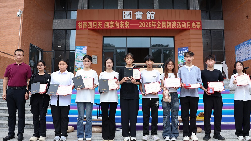 2.刘光辉副校长为3月份“阅读之星”颁奖.jpg