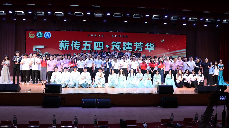 五四晚会合照.jpg