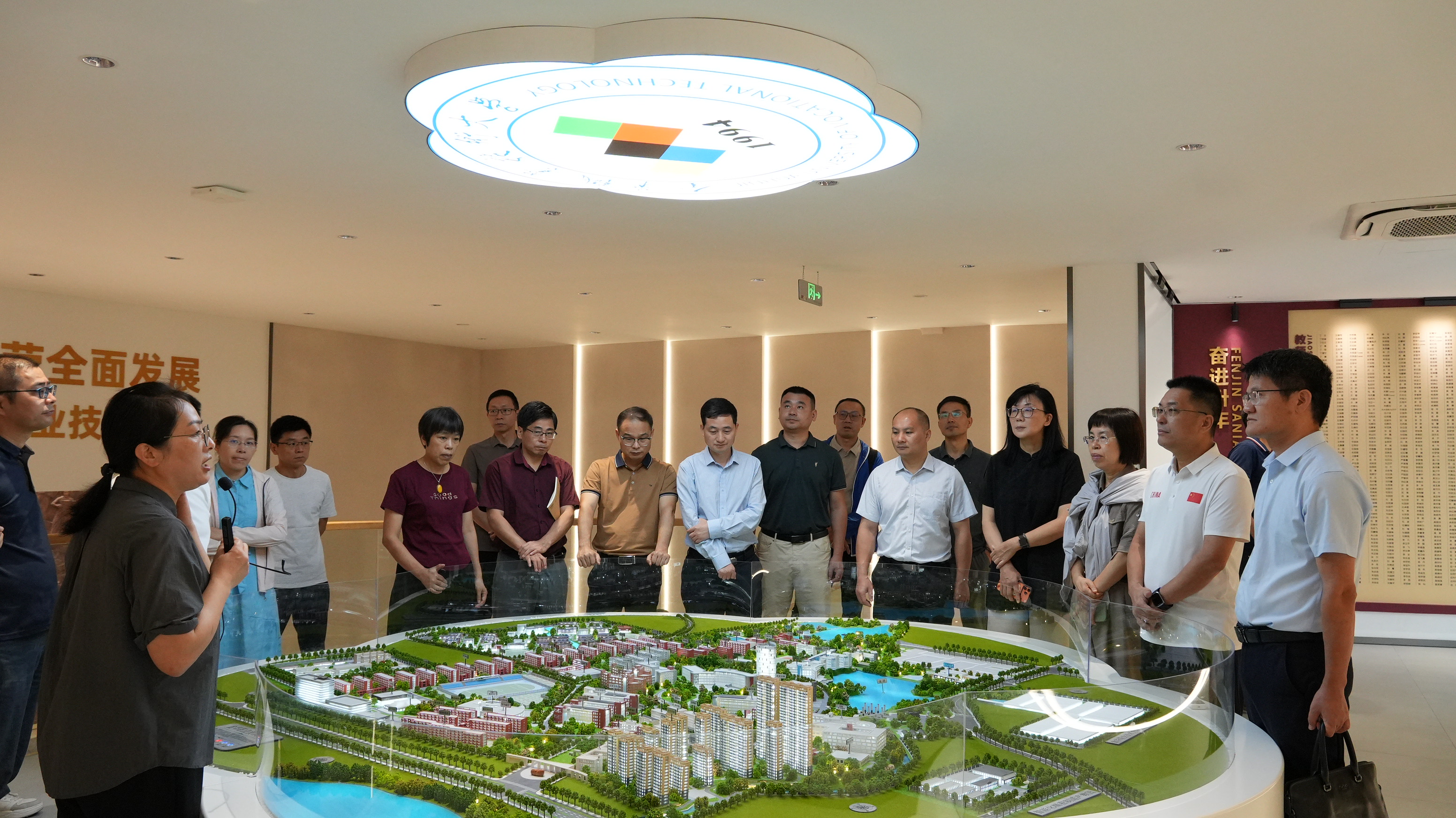 12参观金华职业技术大学校史馆.jpg