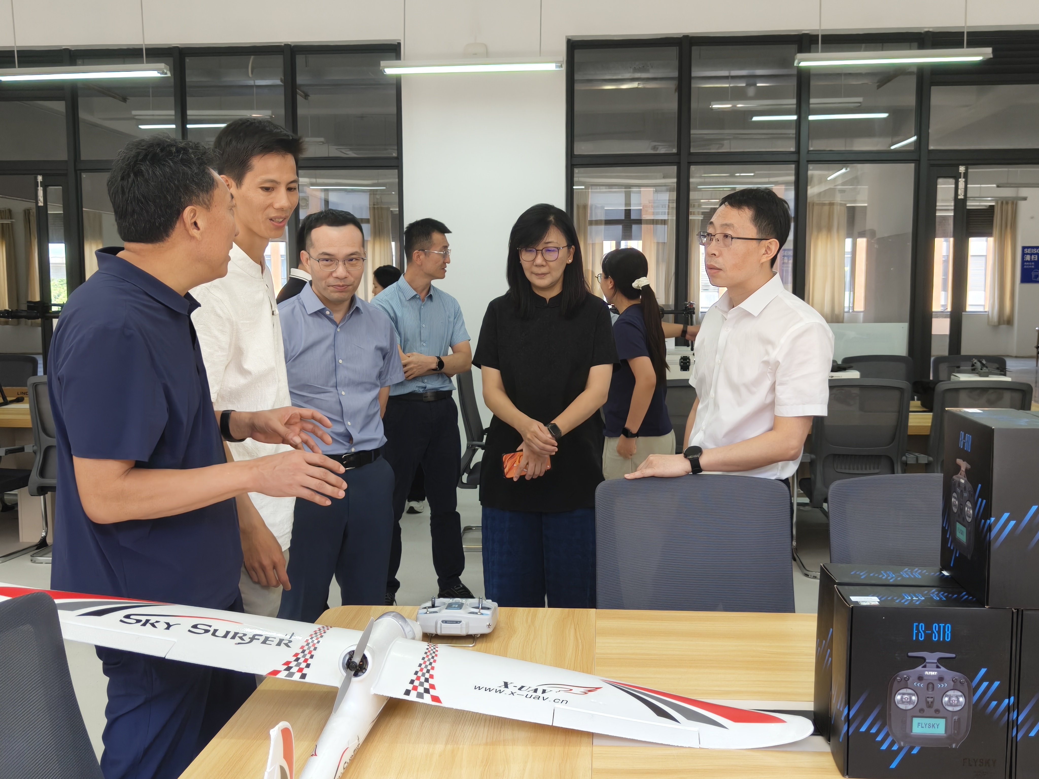 3参观无人机实训基地.jpg